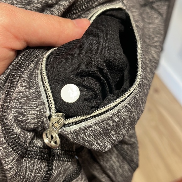 LULULEMON Run Your Heart Out Pullover Heathered Black Gray, Size 2 - Picture 4 of 4